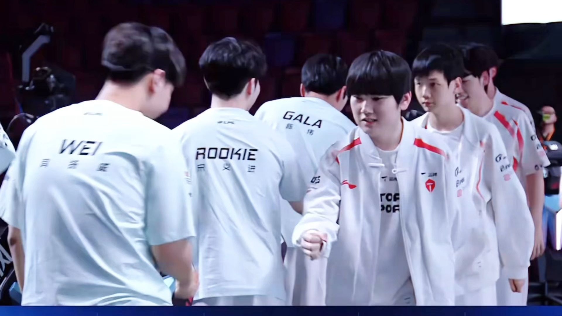 MK体育-Rookie意外战胜TES，大比分获胜引爆全场！引发球迷热议(ig中单rookie)