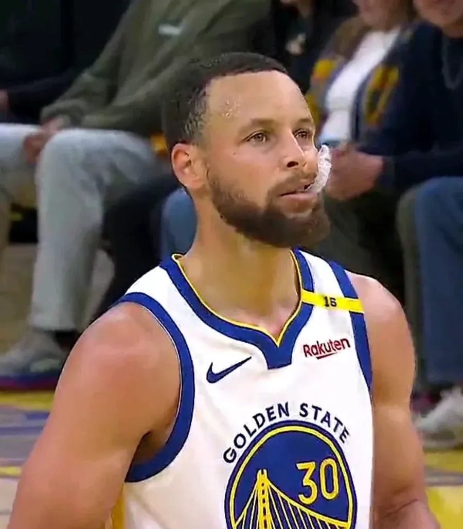 MK体育-库里回归赛场，回归赛场首场状态亮眼，篮网观众沸腾！的简单介绍