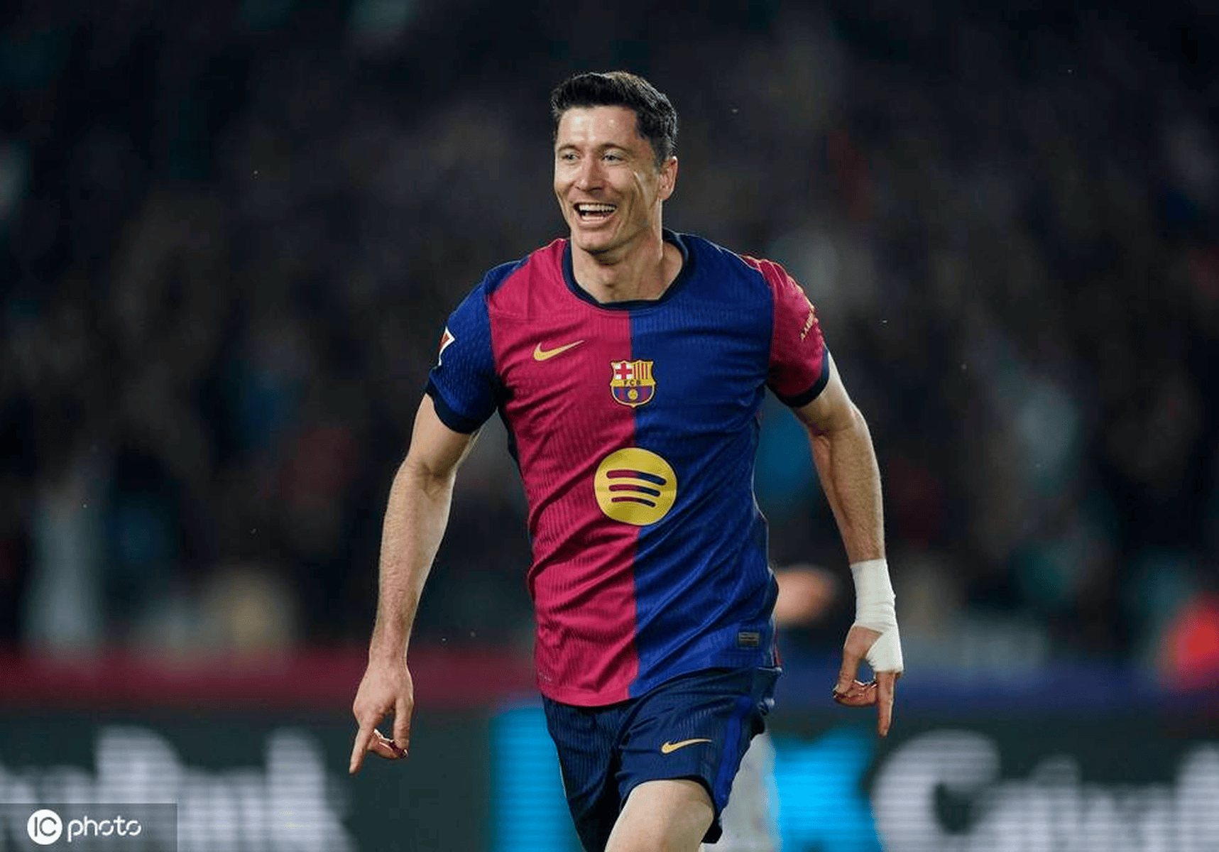 MK-莱万多夫斯基在巴塞罗那比赛中战术调整,逆转引发热议!的简单介绍