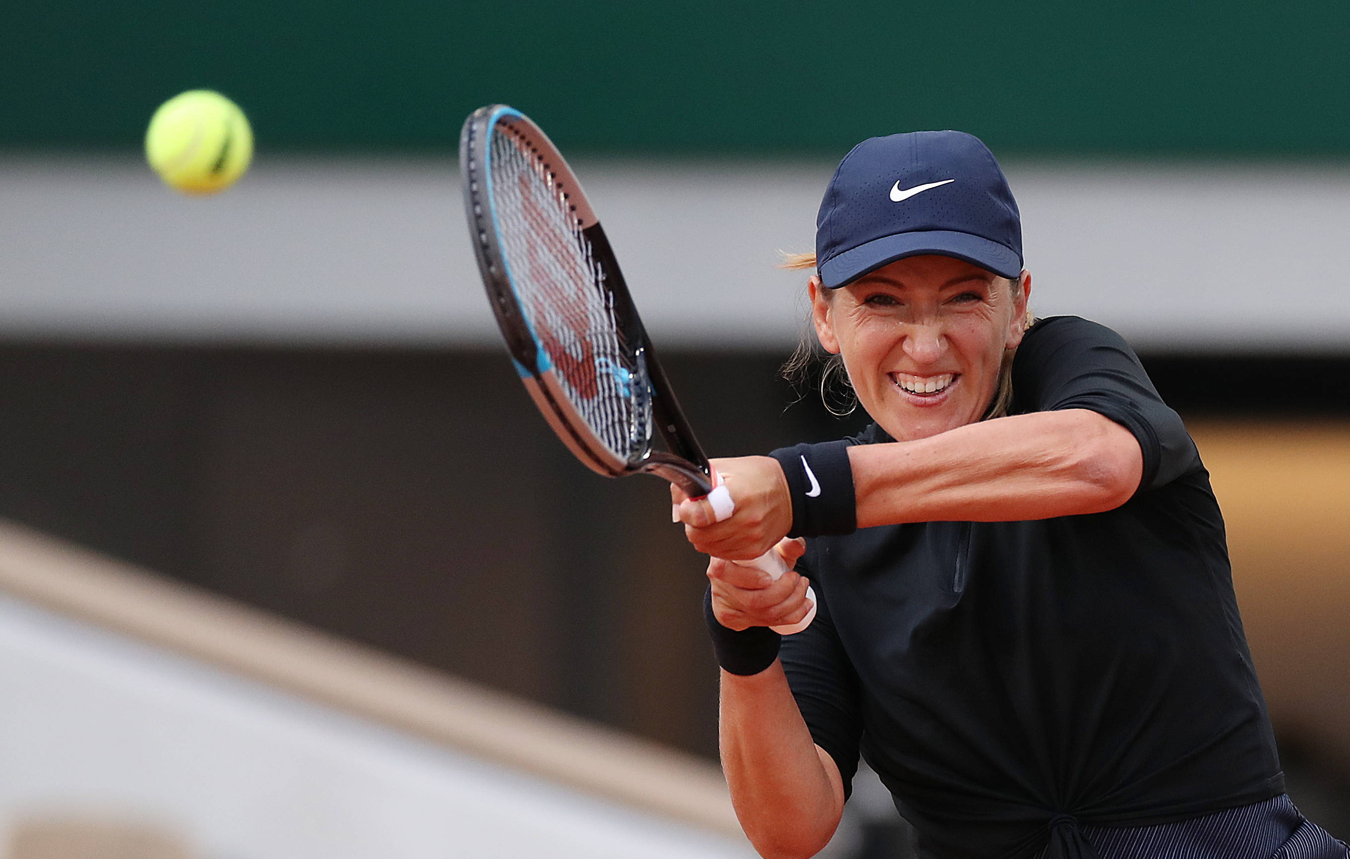 MK-阿扎伦卡回归赛场，回归赛场首场状态亮眼，G2观众沸腾！的简单介绍