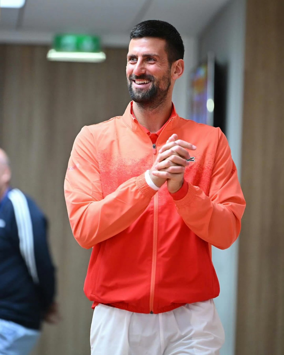 MK-关于德约科维奇回归赛场，战术调整首场状态亮眼，老鹰观众沸腾！的信息